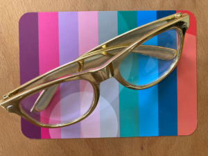 Foto: goldene Brille